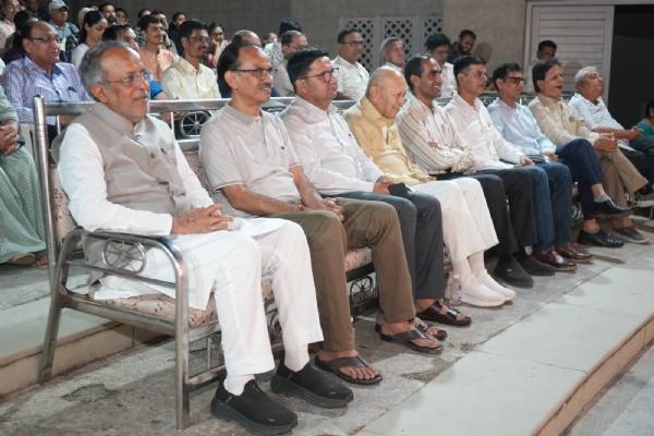 નવરંગ અને સાહિત્ય અકાદમી દ્વારા કવિ સંમેલન યોજાયું. નવરંગ અને સાહિત્ય અકાદમી દ્વારા કવિ સંમેલન યોજાયું.