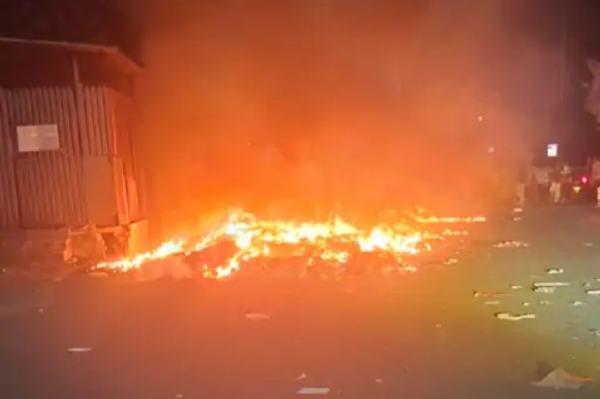 Chaos in Surat due to fires Chaos in Surat due to fires