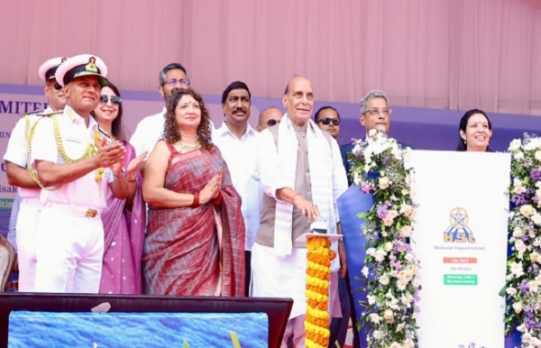 રક્ષા મંત્રી રાજનાથ સિંહે, પ્રથમ ફ્લીટ સપોર્ટ શિપ ‘સૂર્યા’ લોન્ચ કર્યું રક્ષા મંત્રી રાજનાથ સિંહે, પ્રથમ ફ્લીટ સપોર્ટ શિપ ‘સૂર્યા’ લોન્ચ કર્યું