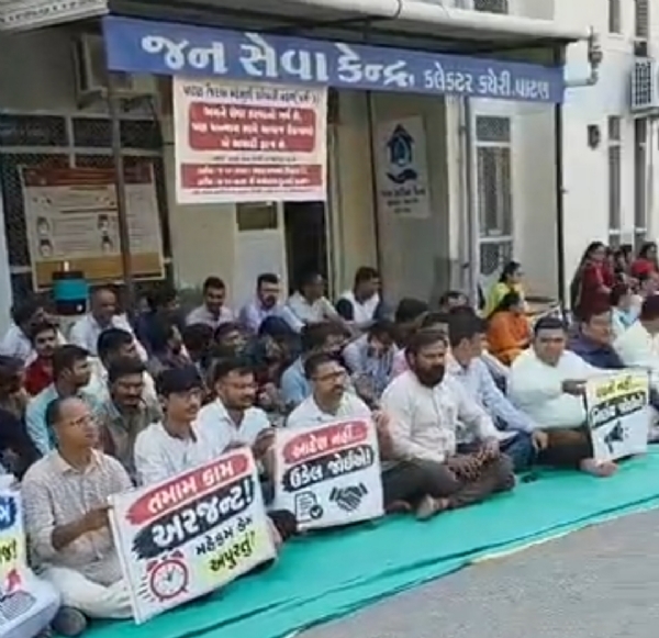 પાટણમાં 300 મહેસૂલી કર્મચારીઓ અચોક્કસ મુદતની હડતાળ પર, આવક-જાતિના દાખલા સહિતની સેવાઓ ઠપ પાટણમાં 300 મહેસૂલી કર્મચારીઓ અચોક્કસ મુદતની હડતાળ પર, આવક-જાતિના દાખલા સહિતની સેવાઓ ઠપ