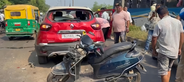 ભરૂચ નર્મદા મૈયા બ્રિજ પર ગંભીર અકસ્માત 2 કાર અને 2 એક્ટિવા વચ્ચે ટક્કર