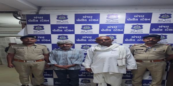 કોર્ટના સજા વોરંટ બાદ અંજાર પોલીસની કાર્યવાહી: બે આરોપીઓ ઝડપાયા, પાલારા જેલમાં મોકલાયા