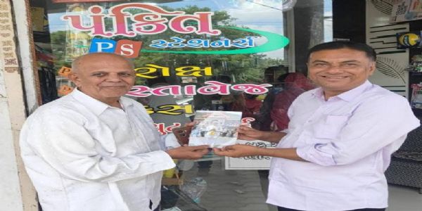 મોબાઇલના યુગમાં પુસ્તકો તરફ વળવાની હાકલ: ‘સત્યના સંગાથે’ના વિતરણથી નખત્રાણામાં વાંચન સંસ્કૃતિને પ્રોત્સાહન