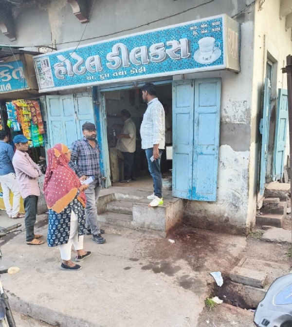 પોરબંદર  મહાનગરપાલિકા  દ્વારા  સ્વચ્છતા  જાળવવા  કાર્યવાહી કરાઇ
