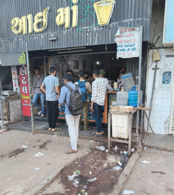 પોરબંદર  મહાનગરપાલિકા  દ્વારા  સ્વચ્છતા  જાળવવા  કાર્યવાહી કરાઇ