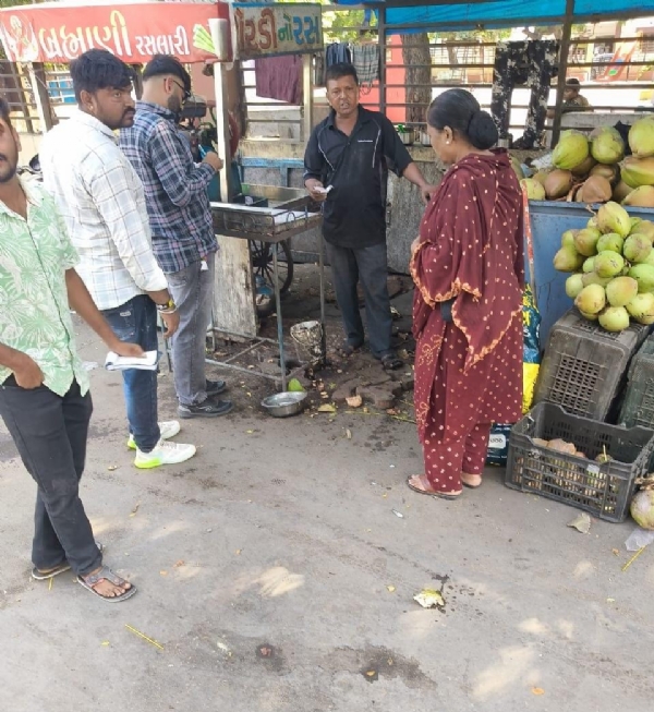 પોરબંદર  મહાનગરપાલિકા  દ્વારા  સ્વચ્છતા  જાળવવા  કાર્યવાહી કરાઇ