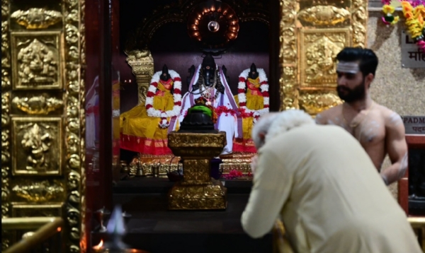 Prime Minister Modi reached Shri Vinayak Temple, prayed for the welfare of the country despite obstacles