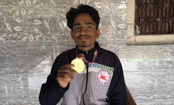 મેડલ મેળવનાર યુવક