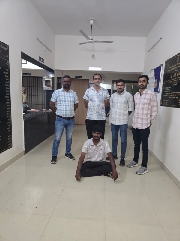 પેરોલ ફલો સ્ક્વોર્ડ દ્વારા પકડાયેલ યુવક