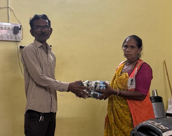 બોટલ જમા કરાવતા નાગરિકો