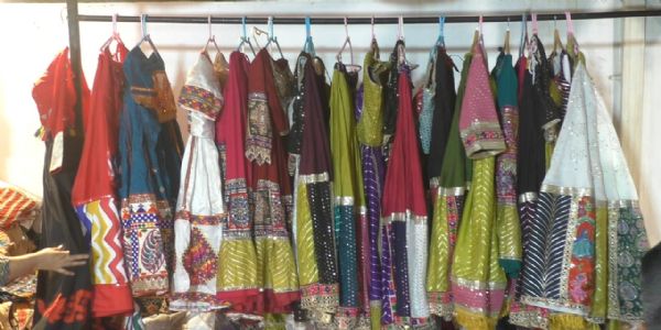 જામનગરમાં નવરાત્રીનો માહોલ: ‘વનતારા’ થીમ આધારિત ચણિયાચોળી અને યુનિક ટ્રેડિશનલ વસ્ત્રોનો ભારે ક્રેઝ