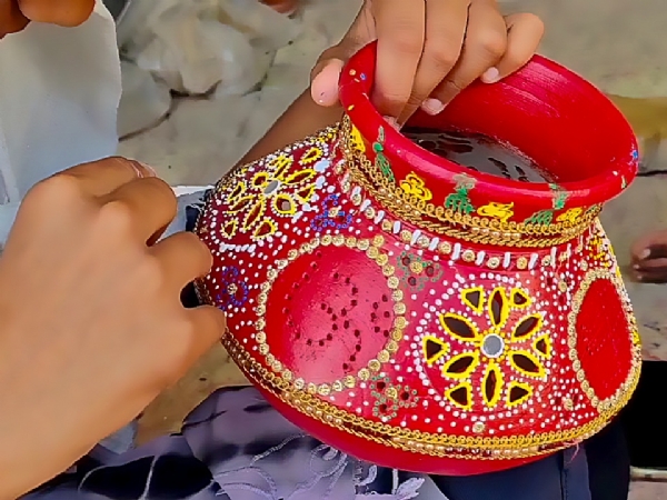ભુજના કુંભાર કારીગરોની માટીકળાના ગરબા