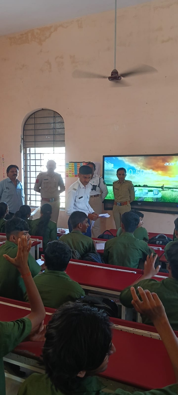 ભાવસિંહજી   હાઈસ્કૂલમાં  ટ્રાફિક અવેરનેસ કાર્યક્રમ યોજાયો.