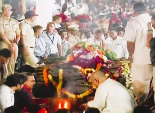 Nana Patekar cremated with full state honours