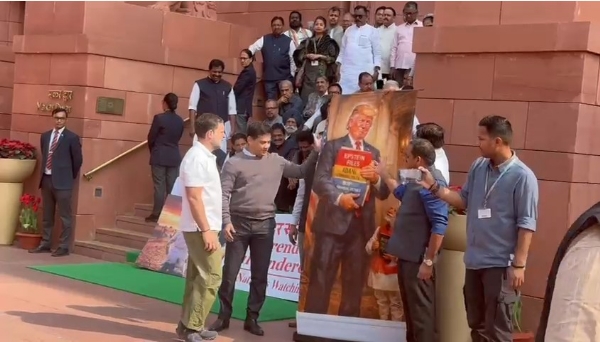 કોંગ્રેસના સાંસદોએ સંસદમાં વિરોધ પ્રદર્શન કર્યું,8 સાંસદોના સસ્પેન્શન રદ કરવાની માંગ