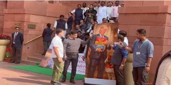 કોંગ્રેસના સાંસદોએ સંસદમાં વિરોધ પ્રદર્શન કર્યું, 8 સાંસદોના સસ્પેન્શન રદ કરવાની માંગ