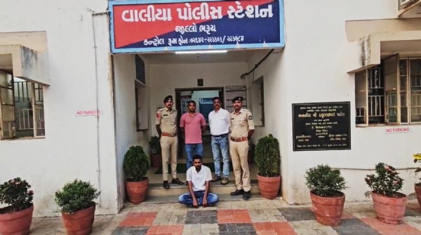 કંબોડિયાનો નામચીન બુટલેગર રાહુલ માલીને વાલિયા પોલીસે મીરાપોરથી ઝડપી પાડ્યો