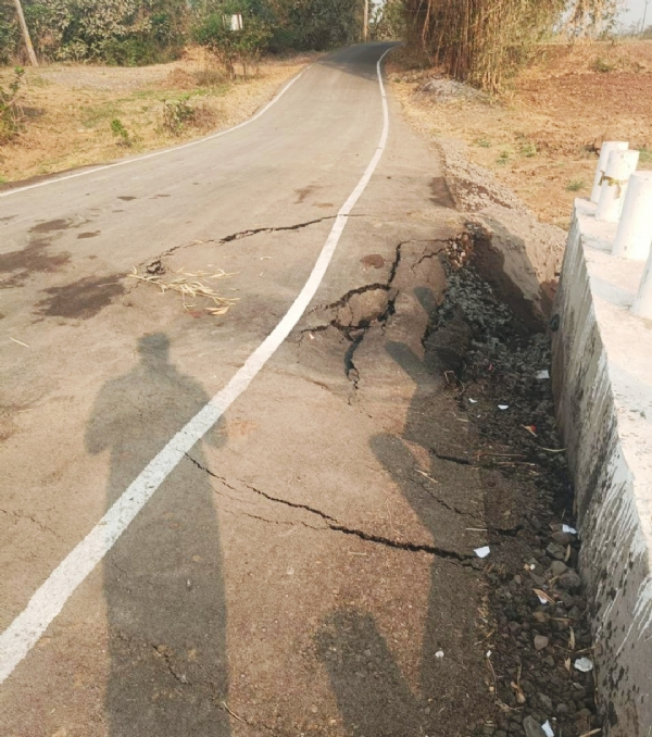 વાલિયાના ગાંધુ-ડણસોલી ગામે કિમનદીના નવા પુલમાં ગાબડાં અને તિરાડો પડી