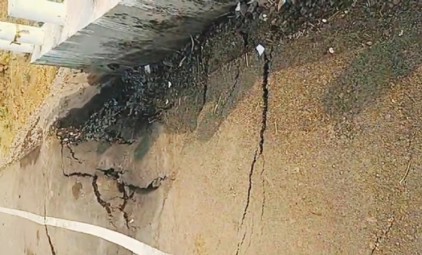 વાલિયાના ગાંધુ-ડણસોલી ગામે કિમનદીના નવા પુલમાં ગાબડાં અને તિરાડો પડી