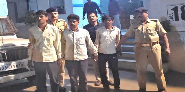 યાત્રાધામ અંબાજી પાસે થોડાક મહિનાઓ અગાઉ પાડેલીયા ગામ ખાતે પોલીસ વિભાગ અને વન વિભાગના કર્મચારીઓ ઉપર હુમલા સંદર્ભે અંબાજી પોલીસ દ્વારા આજે ત્રણ ઇસમોની ધરપકડ કરવામાં આવી