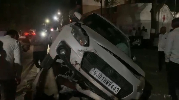 પોરબંદરમાં કાર ડિવાઈડર પર ચડી ગઈ.સદનસીબે કોઈ જાનહાનિ નહીં.