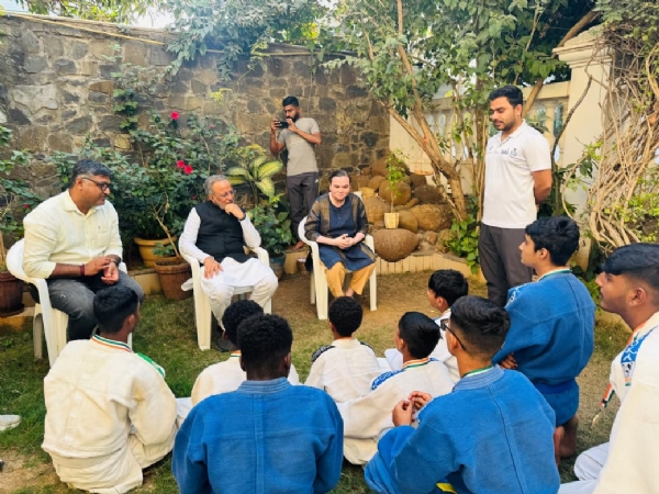 પોરબંદરના ખેલાડીઓને સ્ટેટ જુડો ચેમ્પિયનશિપમાં શ્રેષ્ઠ પ્રદર્શન બદલ શુભેચ્છા પાઠવતા કેબિનેટ મંત્રી.