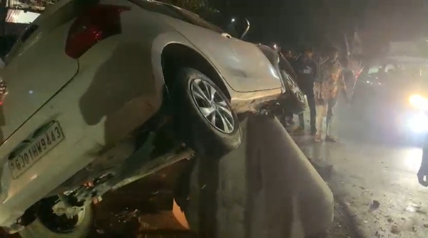 પોરબંદરમાં કાર ડિવાઈડર પર ચડી ગઈ.સદનસીબે કોઈ જાનહાનિ નહીં.