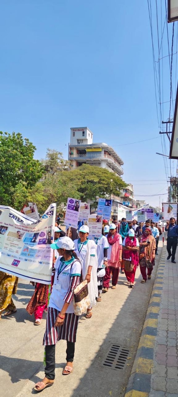 પોરબંદરના કમલાબાગથી હાર્મોની હોટેલ સુધી નાણાકીય સાક્ષરતા રેલી યોજાઈ. પોરબંદરના કમલાબાગથી હાર્મોની હોટેલ સુધી નાણાકીય સાક્ષરતા રેલી યોજાઈ.