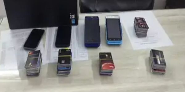 સુરતમાં 227 ક્રેડિટ કાર્ડ સાથે 3 શખ્સ ઝડપાયા, APK ફાઇલથી ખાતાં સાફ કરતું નેટવર્ક ખુલ્યું