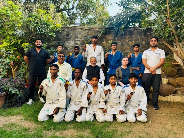 પોરબંદરના ખેલાડીઓને સ્ટેટ જુડો ચેમ્પિયનશિપમાં શ્રેષ્ઠ પ્રદર્શન બદલ શુભેચ્છા પાઠવતા કેબિનેટ મંત્રી.