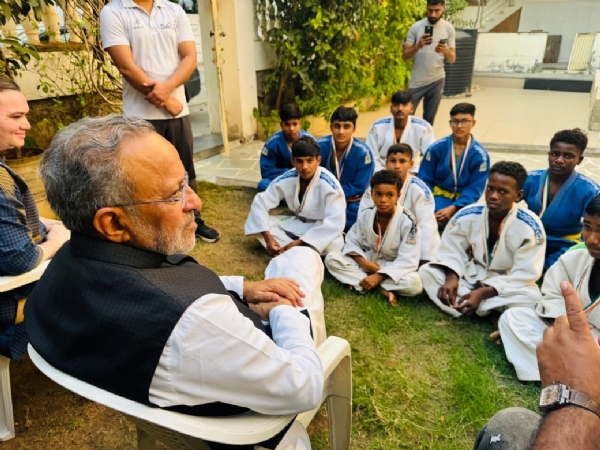 પોરબંદરના ખેલાડીઓને સ્ટેટ જુડો ચેમ્પિયનશિપમાં શ્રેષ્ઠ પ્રદર્શન બદલ શુભેચ્છા પાઠવતા કેબિનેટ મંત્રી.