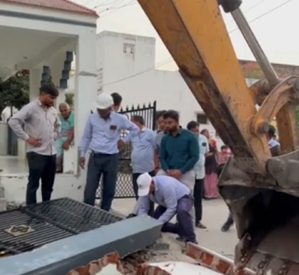 પાટણમા ચીફ ઓફિસર હિરલ ઠાકરના માર્ગદર્શન હેઠળ કલાનગર સોસાયટીમાં દબાણ હટાવવાની કાર્યવાહી શરૂ કરી.