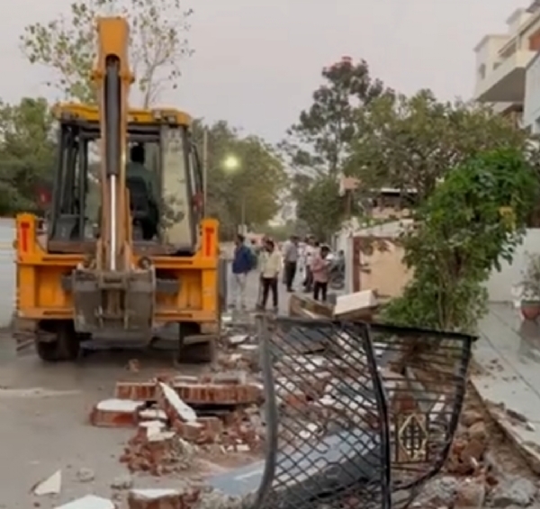 પાટણમા ચીફ ઓફિસર હિરલ ઠાકરના માર્ગદર્શન હેઠળ કલાનગર સોસાયટીમાં દબાણ હટાવવાની કાર્યવાહી શરૂ કરી.