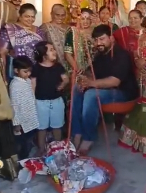 રાપરિયા હનુમાનજી મંદિરે 170 કિલો સિક્કાથી તુલા કરી માનતા પૂર્ણ કરી. રાપરિયા હનુમાનજી મંદિરે 170 કિલો સિક્કાથી તુલા કરી માનતા પૂર્ણ કરી.