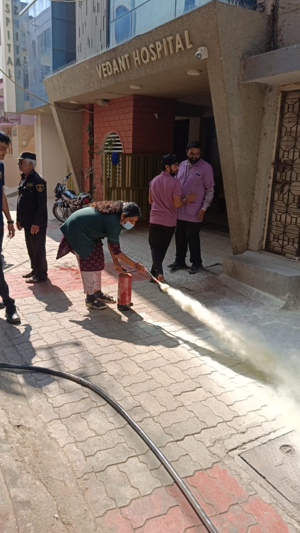 ફાયર એન્ડ ઈમરજન્સી સર્વિસીસ વિભાગ દ્વારા ફાયર સેફ્ટી જાગૃતિ અને સ્વબચાવ અંગે તાલીમ યોજાઇ. ફાયર એન્ડ ઈમરજન્સી સર્વિસીસ વિભાગ દ્વારા ફાયર સેફ્ટી જાગૃતિ અને સ્વબચાવ અંગે તાલીમ યોજાઇ.