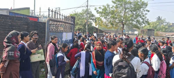 परीक्षा केंद्र पर अपने नाम को ढूंढते परीक्षार्थी