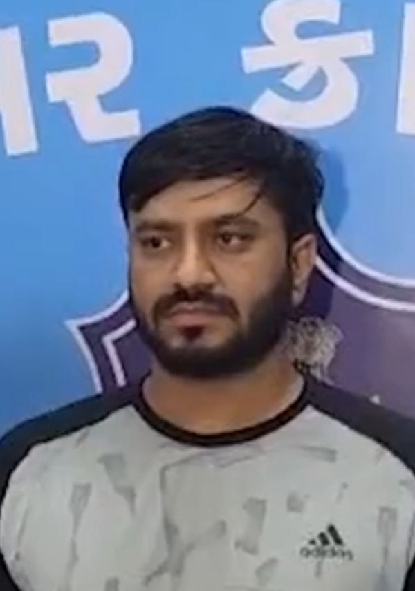 સુરત કતારગામ સાયબર રેકેટ: 800 કરોડના ટ્રાન્ઝેક્શનનો પર્દાફાશ, MSC.IT યુવાન પાટણના વાગડોદ ગામેથી ઝડપાયો.