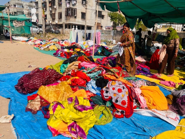 પાટણના ગૂંગળી તળાવ પાસે રાજસ્થાનના વેપારીઓનું કાપડ બજાર, 50 થી 75% સસ્તા ભાવે ચણિયાચોળી અને બનારસી કાપડ ઉપલબ્ધ