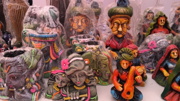 બોટાદમાં રહેતા આ વ્યક્તિ આજના આધુનિક યુગમાં પણ માટીની અલગ અલગ વસ્તુઓ તૈયાર કરી વેચાણ કરી રહ્યા છે.