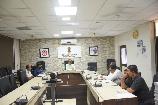 જિલ્લા ચુંટણી અધિકારીએ માન્ય રાજકીય પક્ષો સાથે બેઠક યોજી.