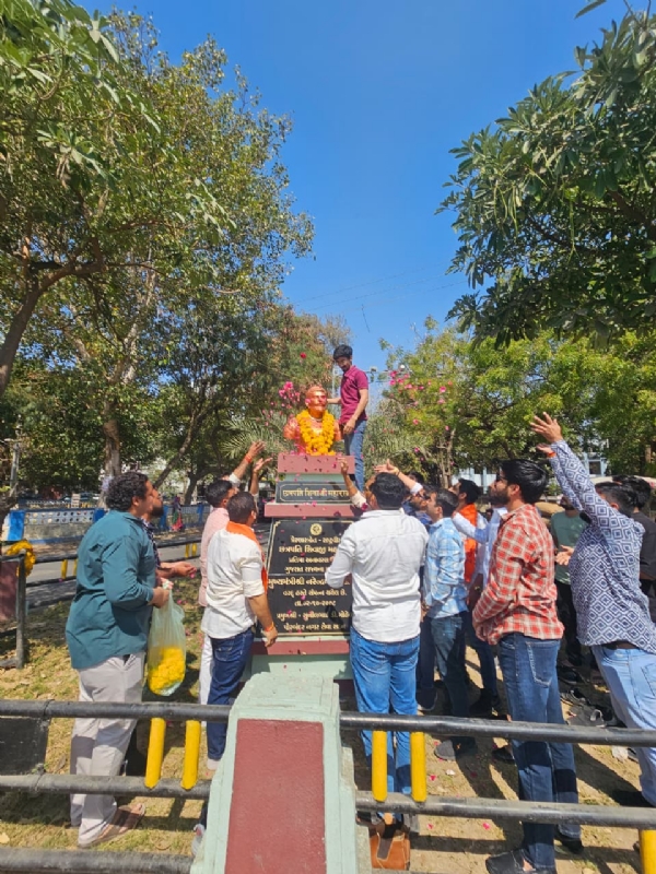 પોરબંદરમાં ભાજપ દ્વારા છત્રપતિ શિવાજી મહારાજની જન્મજયંતિની ઉજવણી કરાઈ. પોરબંદરમાં ભાજપ દ્વારા છત્રપતિ શિવાજી મહારાજની જન્મજયંતિની ઉજવણી કરાઈ.