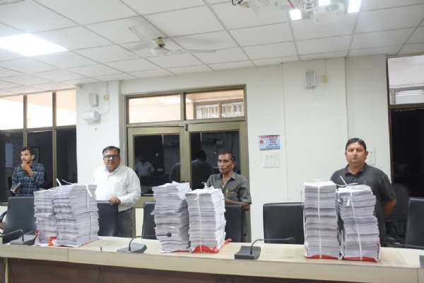 જિલ્લા ચુંટણી અધિકારીએ માન્ય રાજકીય પક્ષો સાથે બેઠક યોજી.