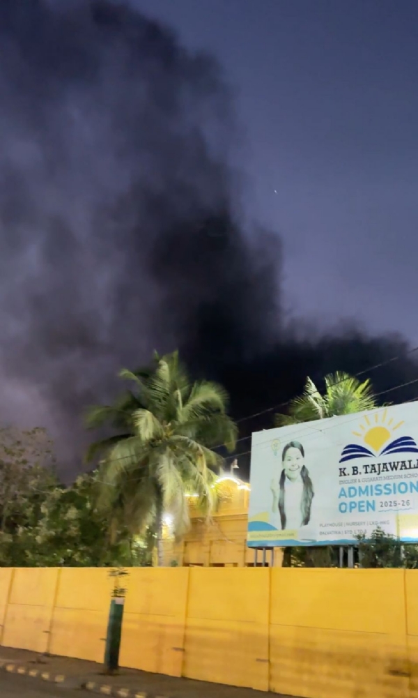 પોરબંદરના યુગાન્ડા રોડ પર થર્મોકોલના જથ્થામાં લાગી આગ. પોરબંદરના યુગાન્ડા રોડ પર થર્મોકોલના જથ્થામાં લાગી આગ.