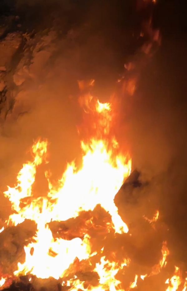 પોરબંદરના યુગાન્ડા રોડ પર થર્મોકોલના જથ્થામાં લાગી આગ. પોરબંદરના યુગાન્ડા રોડ પર થર્મોકોલના જથ્થામાં લાગી આગ.