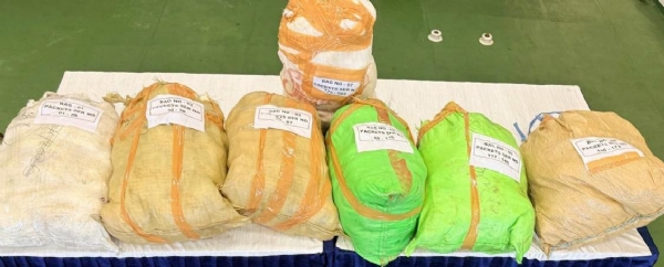 શંકાસ્પદ કેમિકલના જથ્થા સાથે ઝડપાયા બે ઈરાની શખ્સોને ચાર દિવસના રિમાન્ડ મંજુર. શંકાસ્પદ કેમિકલના જથ્થા સાથે ઝડપાયા બે ઈરાની શખ્સોને ચાર દિવસના રિમાન્ડ મંજુર.