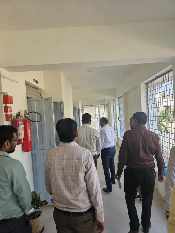 જિલ્લા કલેક્ટર સાથે અધિકારીઓએ કાલરી પ્રાથમિક શાળાની મુલાકાત લઈ શિક્ષણ વ્યવસ્થાની સમીક્ષા કરી