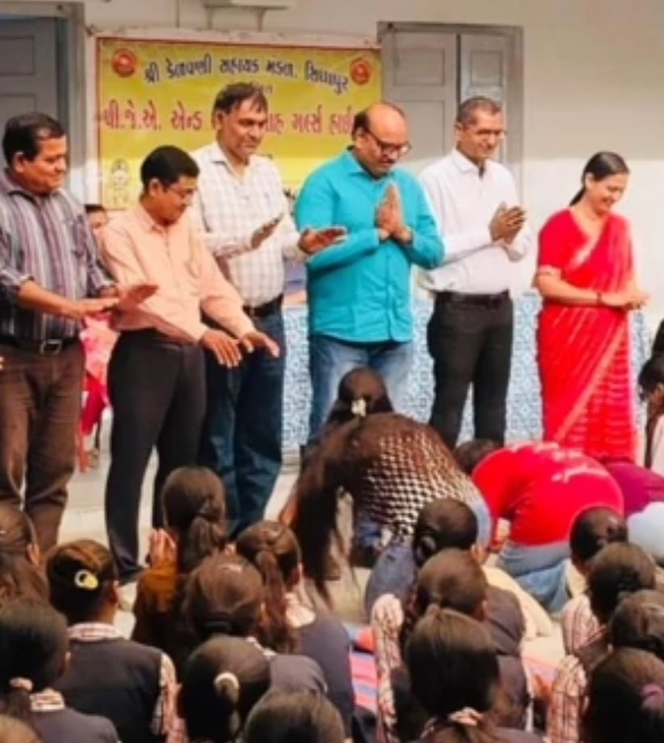 પી.જે.એ. એન્ડ આર.કે. શાહ ગર્લ્સ હાઈસ્કૂલમાં ધોરણ 10 અને 12ની વિદ્યાર્થીનીઓ માટે વિદાય સમારંભ તથા ઇનામ વિતરણ કાર્યક્રમ યોજાયો.