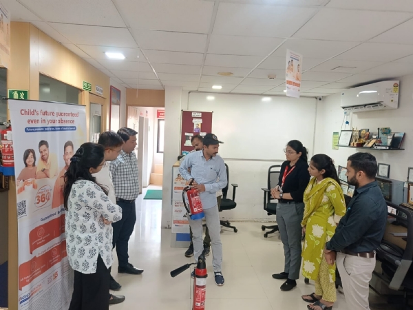 બેંકમાં ફાયર સેફ્ટી જાગૃતિ અને સ્વબચાવ અંગે તાલીમ યોજાઈ.