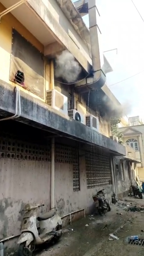 પોરબંદર શહેરમાં બે સ્થળોએ આગ લાગતા ફાયર બ્રિગેડ દોડતું થયું.