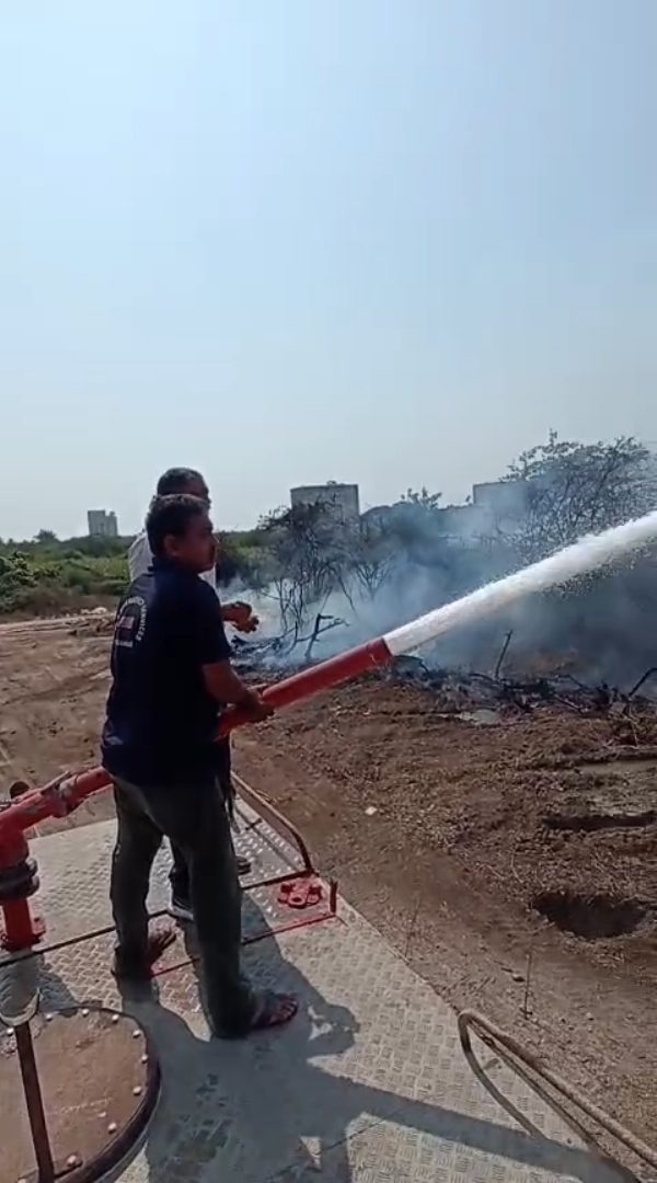 પોરબંદર શહેરમાં બે સ્થળોએ આગ લાગતા ફાયર બ્રિગેડ દોડતું થયું.